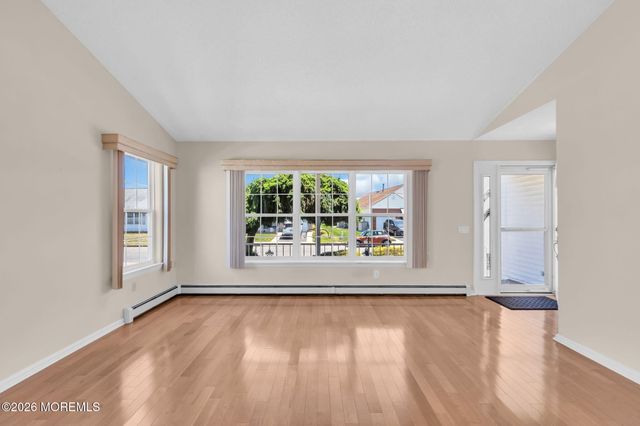 5 Vienna Drive, Toms River, NJ 08757