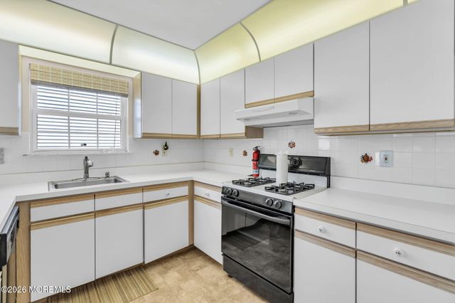 5 Vienna Drive, Toms River, NJ 08757