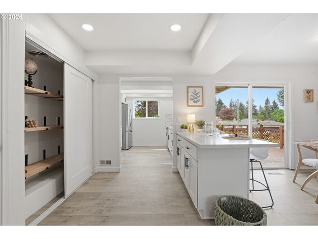 15904 Se HARRISON St, Portland, OR 97233