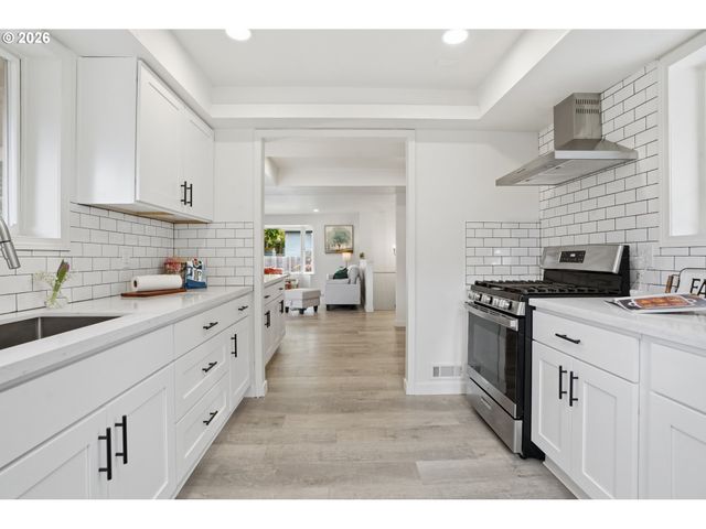 15904 Se HARRISON St, Portland, OR 97233