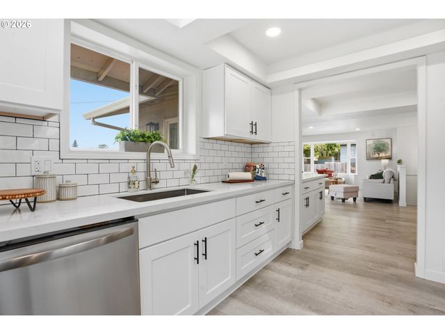 15904 Se HARRISON St, Portland, OR 97233