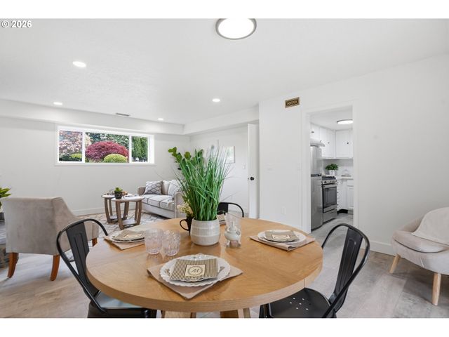 15904 Se HARRISON St, Portland, OR 97233