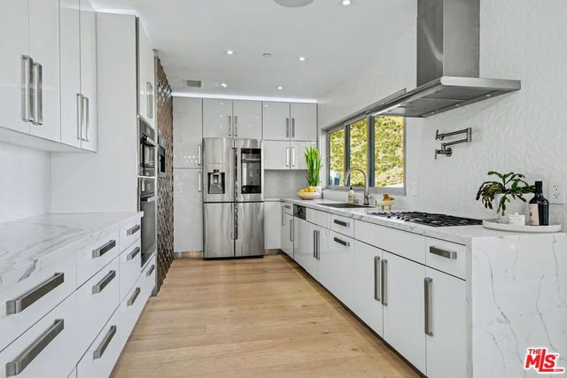 7944 Fareholm Drive, Los Angeles, CA 90046