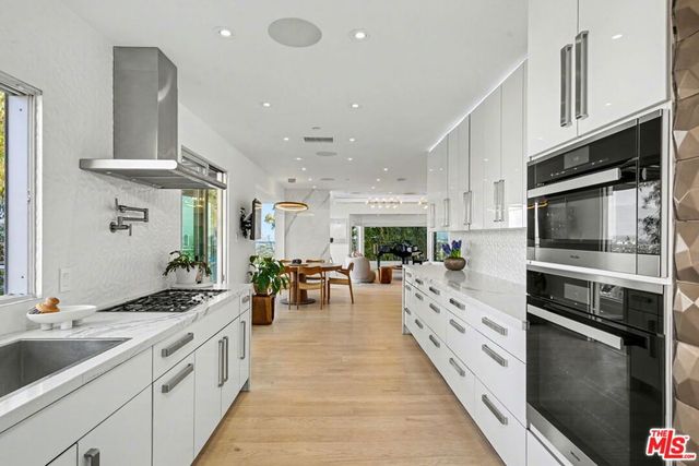 7944 Fareholm Drive, Los Angeles, CA 90046