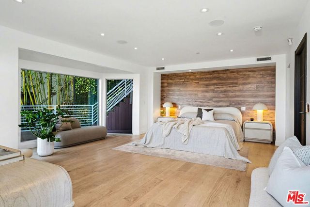 7944 Fareholm Drive, Los Angeles, CA 90046