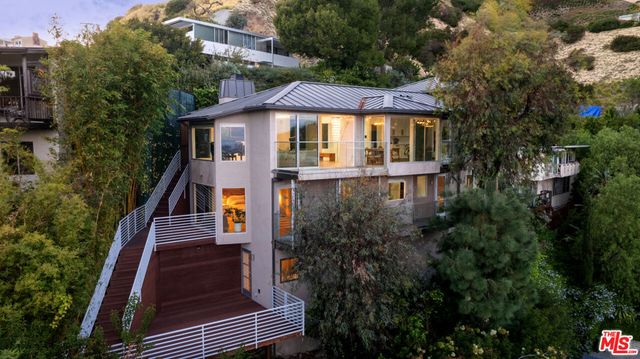 7944 Fareholm Drive, Los Angeles, CA 90046