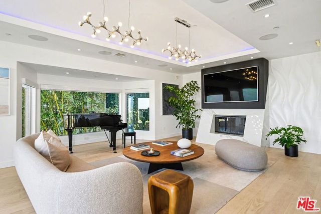 7944 Fareholm Drive, Los Angeles, CA 90046