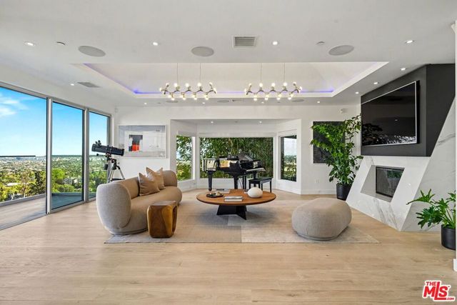 7944 Fareholm Drive, Los Angeles, CA 90046