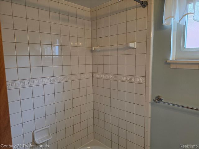 29421 Mark Avenue, Madison Heights, MI 48071