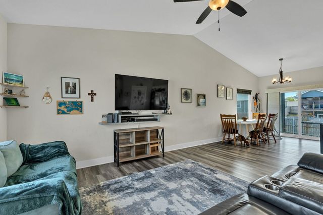 711 N Wakefield Ave, Valley Center, KS 67147