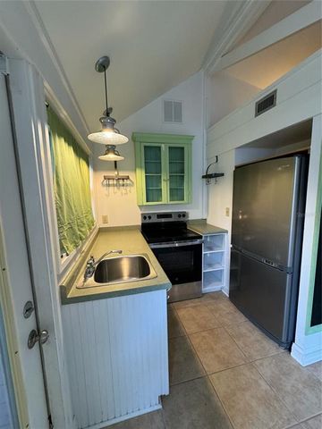 1035 NE 3RD AVENUE, Gainesville, FL 32601