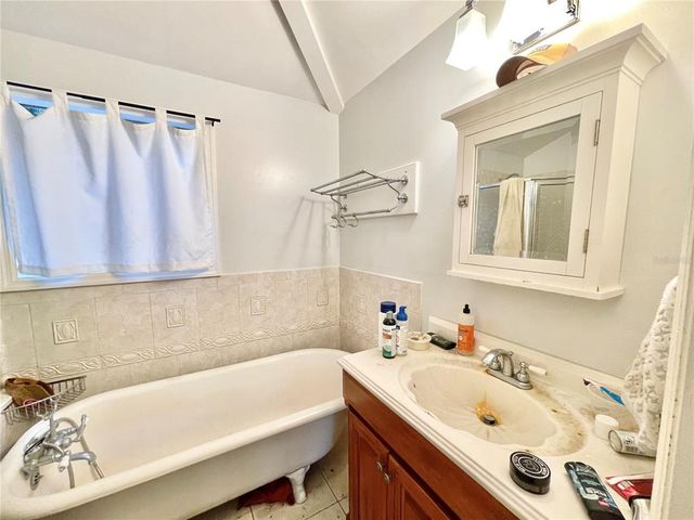 1035 NE 3RD AVENUE, Gainesville, FL 32601
