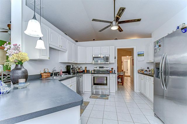 6911 OAKCREST WAY, Zephyrhills, FL 33542