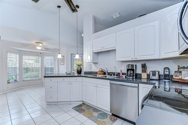 6911 OAKCREST WAY, Zephyrhills, FL 33542