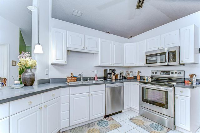 6911 OAKCREST WAY, Zephyrhills, FL 33542