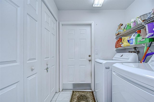 6911 OAKCREST WAY, Zephyrhills, FL 33542