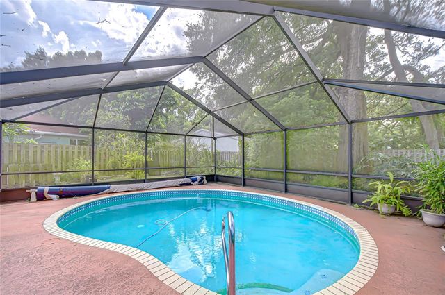 6911 OAKCREST WAY, Zephyrhills, FL 33542