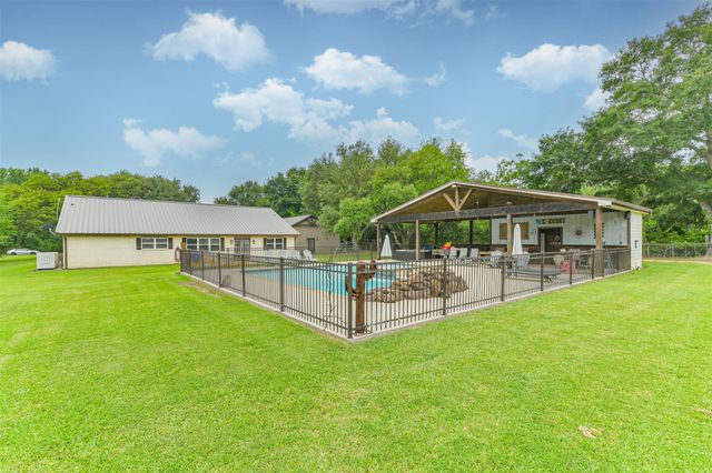 306 County Road 3997, Cleveland, TX 77328