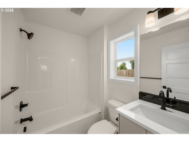 1014 E GINGER ROOT Ct, Newberg, OR 97132