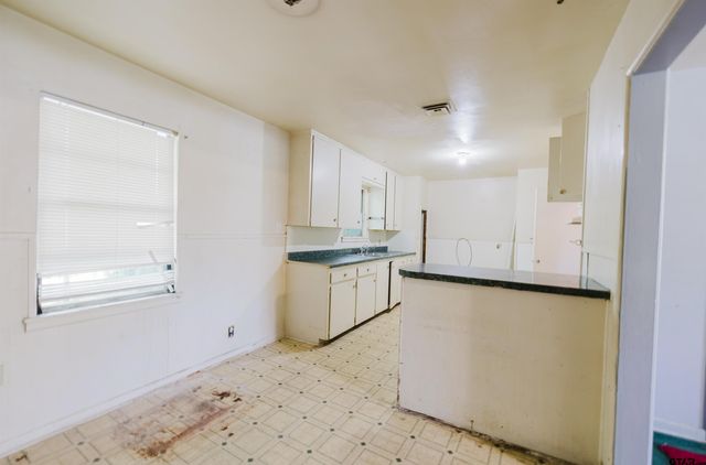 1208 S Academy, Tyler, TX 75701