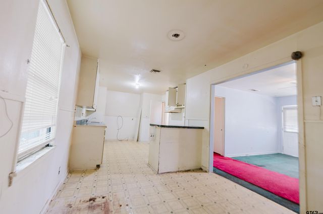 1208 S Academy, Tyler, TX 75701