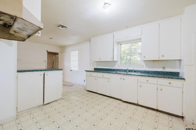 1208 S Academy, Tyler, TX 75701