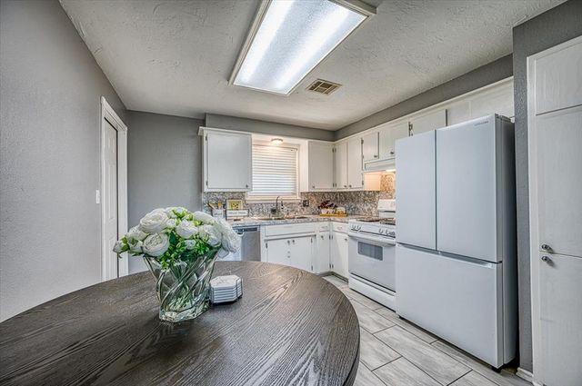 752 N Norman Avenue, Moore, OK 73160