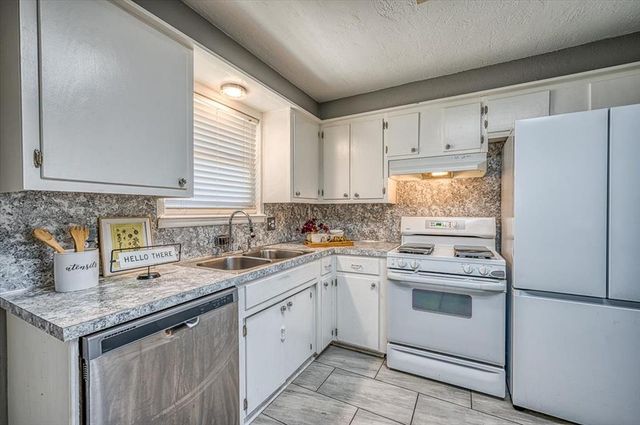 752 N Norman Avenue, Moore, OK 73160