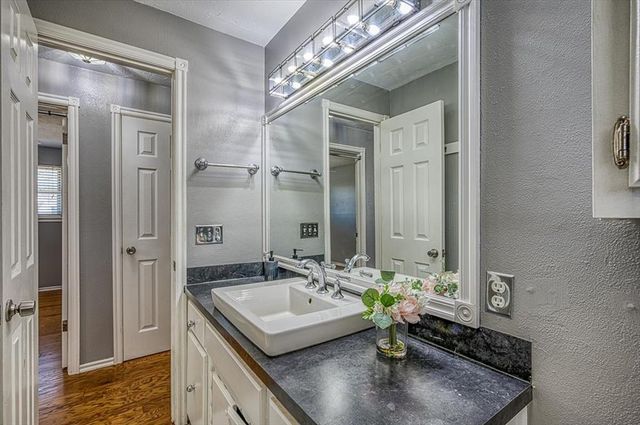 752 N Norman Avenue, Moore, OK 73160