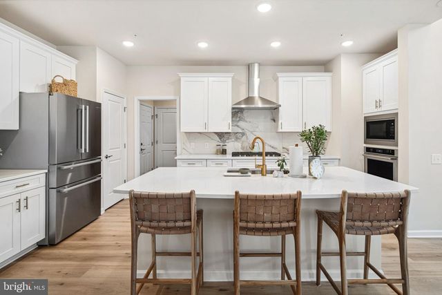 2016 MARQUIS LN, Jamison, PA 18929