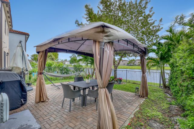 5024 Laurel Oak Drive, Riviera Beach, FL 33410
