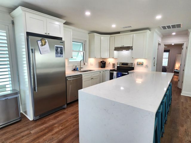 1015 Bourg St, Golden Meadow, LA 70357