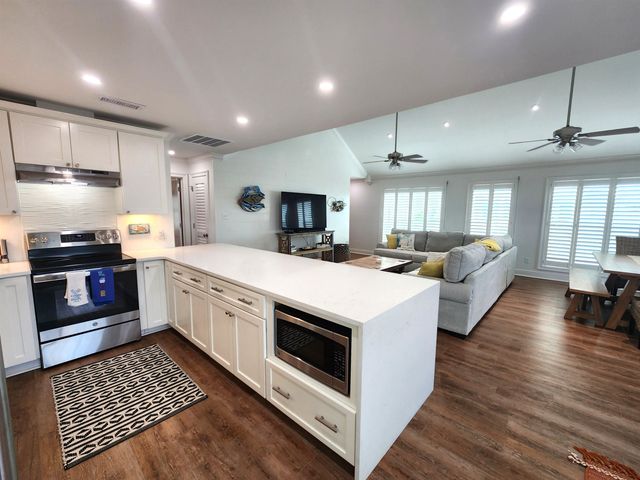 1015 Bourg St, Golden Meadow, LA 70357
