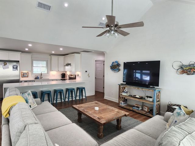 1015 Bourg St, Golden Meadow, LA 70357