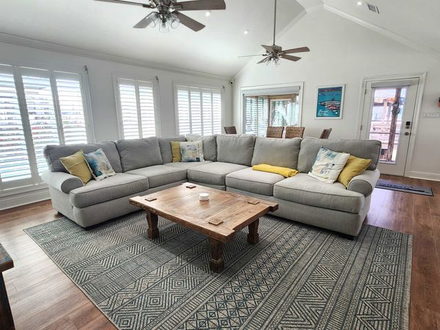 1015 Bourg St, Golden Meadow, LA 70357