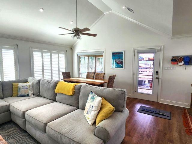 1015 Bourg St, Golden Meadow, LA 70357