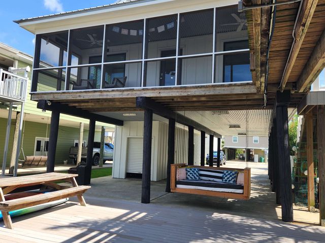 1015 Bourg St, Golden Meadow, LA 70357
