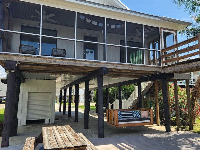1015 Bourg St, Golden Meadow, LA 70357