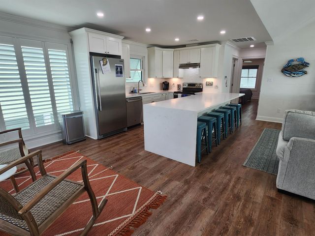 1015 Bourg St, Golden Meadow, LA 70357
