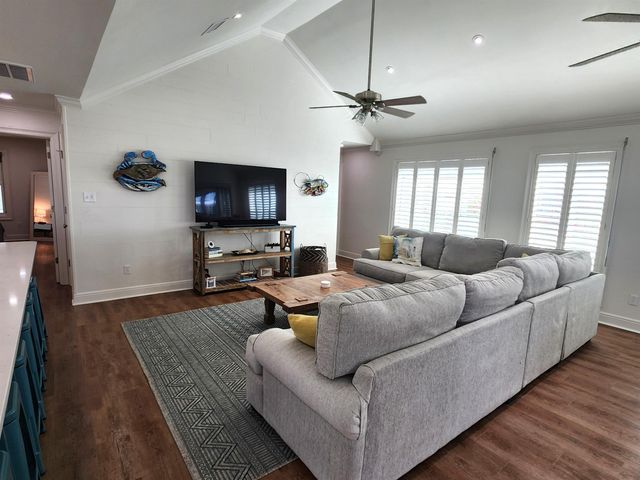1015 Bourg St, Golden Meadow, LA 70357