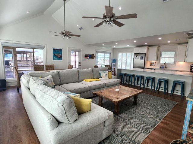 1015 Bourg St, Golden Meadow, LA 70357