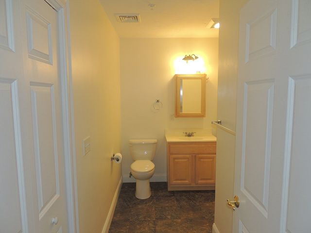 27 Greenleaves Drive 709, Amherst, MA 01002