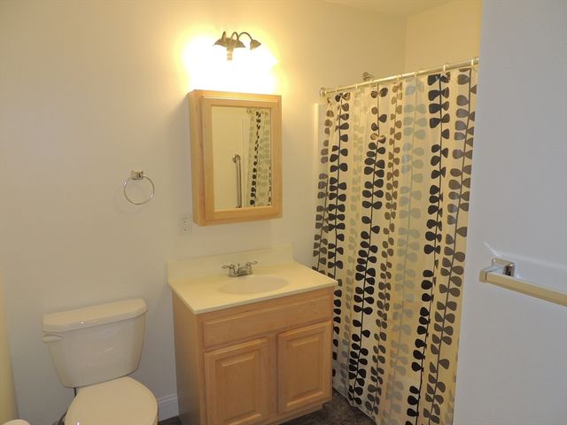 27 Greenleaves Drive 709, Amherst, MA 01002