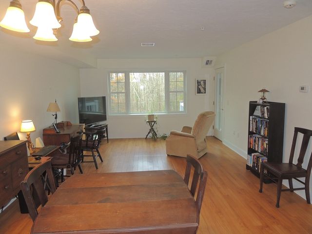 27 Greenleaves Drive 709, Amherst, MA 01002