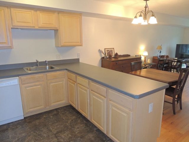 27 Greenleaves Drive 709, Amherst, MA 01002