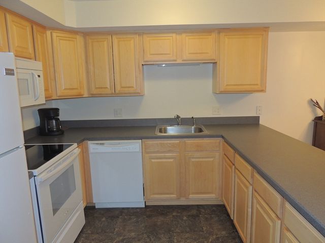 27 Greenleaves Drive 709, Amherst, MA 01002