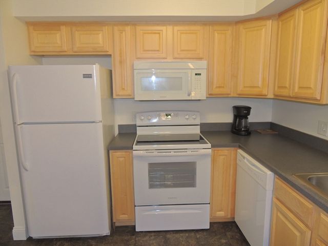 27 Greenleaves Drive 709, Amherst, MA 01002