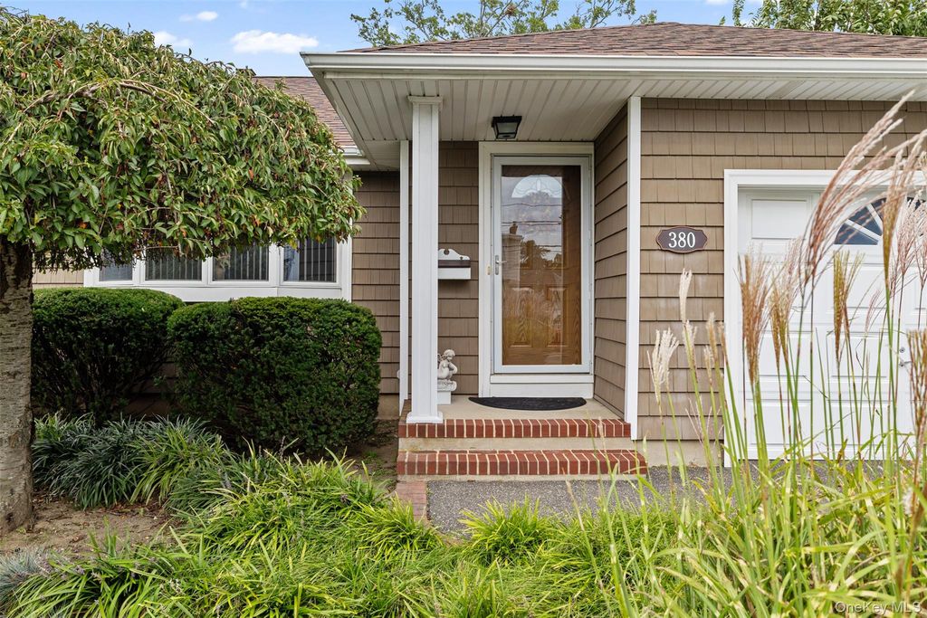 380 N Clinton Avenue, Lindenhurst, NY 11757 — photo 3