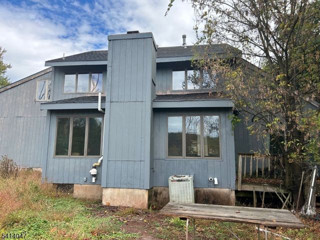 6 Firethorn Dr, Holland Twp., NJ 08848