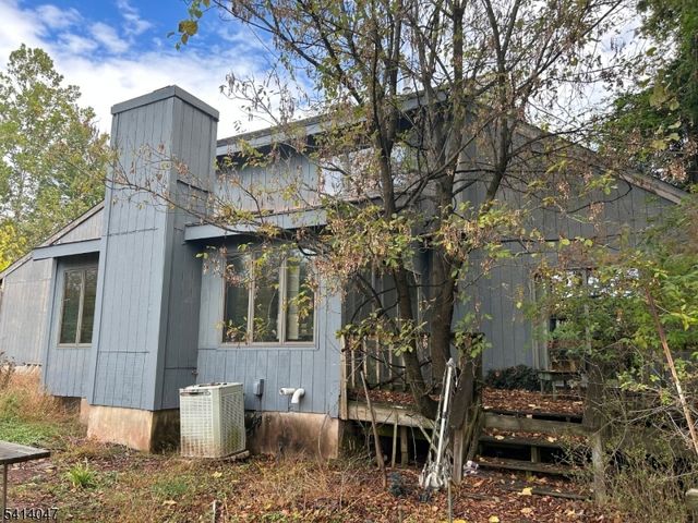 6 Firethorn Dr, Holland Twp., NJ 08848